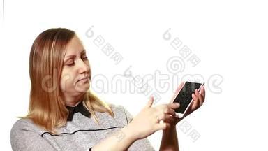 断小器的<strong>概念</strong>.. <strong>一个</strong>沮丧的女人试图<strong>打开一个</strong>坏了的智能手机，他的屏幕坏了。